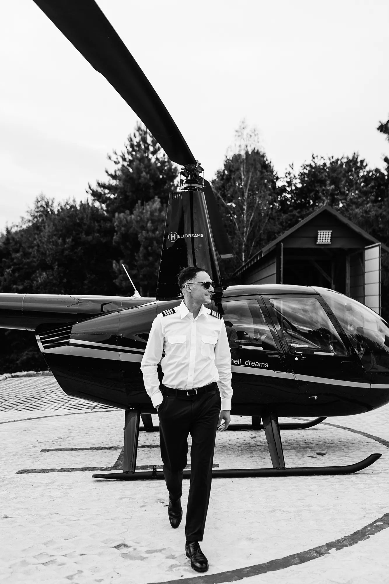 Pilot przy śmigłowcu na lądowisku