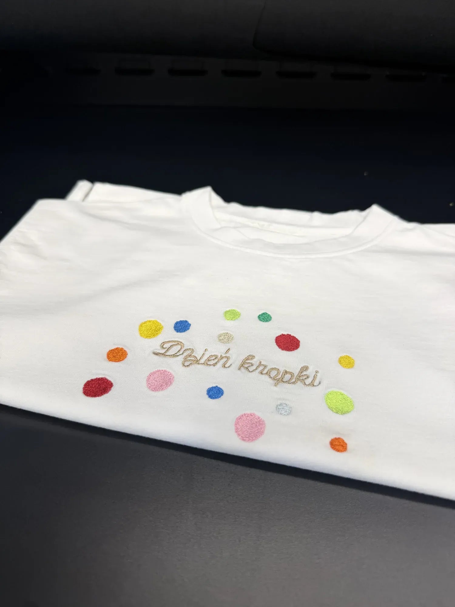 Biały T-shirt z kolorowym haftem napisu